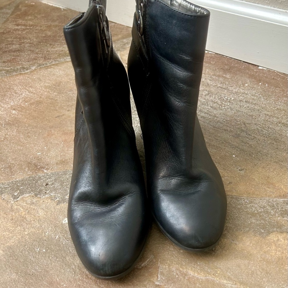 Tahari‎ women’s boots. - Picture 6 of 7